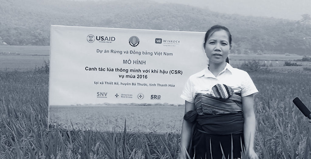 Đội ngũ Adcentral tác nghiệp quay phim phóng sự truyền hình, phỏng vấn nông dân tại Bá Thước, Thanh Hóa, thuộc dự án do USAID và Winrock International tài trợ.