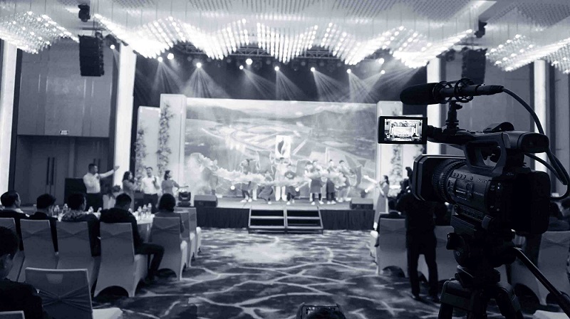 Ekip kỹ thuật của Adcentral đang tác nghiệp quay phim sự kiện bằng máy quay chuyên dụng, một phần của dịch vụ sản xuất phim doanh nghiệp chuyên nghiệp.