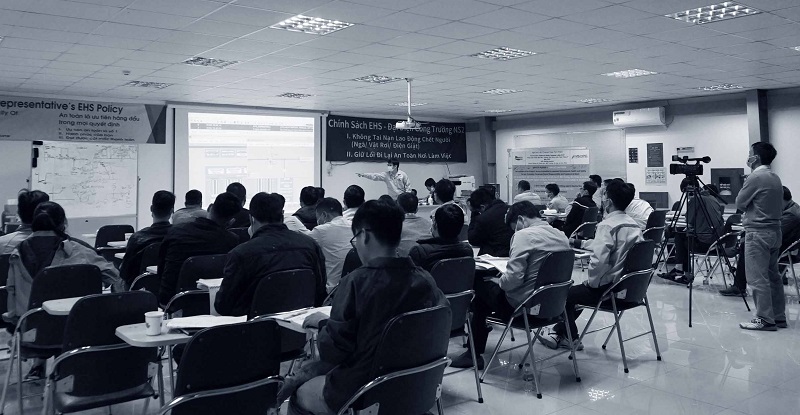 Chuyên gia quay phim của AdCentral đang tác nghiệp, ghi lại buổi đào tạo kỹ thuật chuyên sâu giữa chuyên gia Nhật Bản, Hàn Quốc và các kỹ sư Việt Nam tại một nhà máy nhiệt điện lớn.