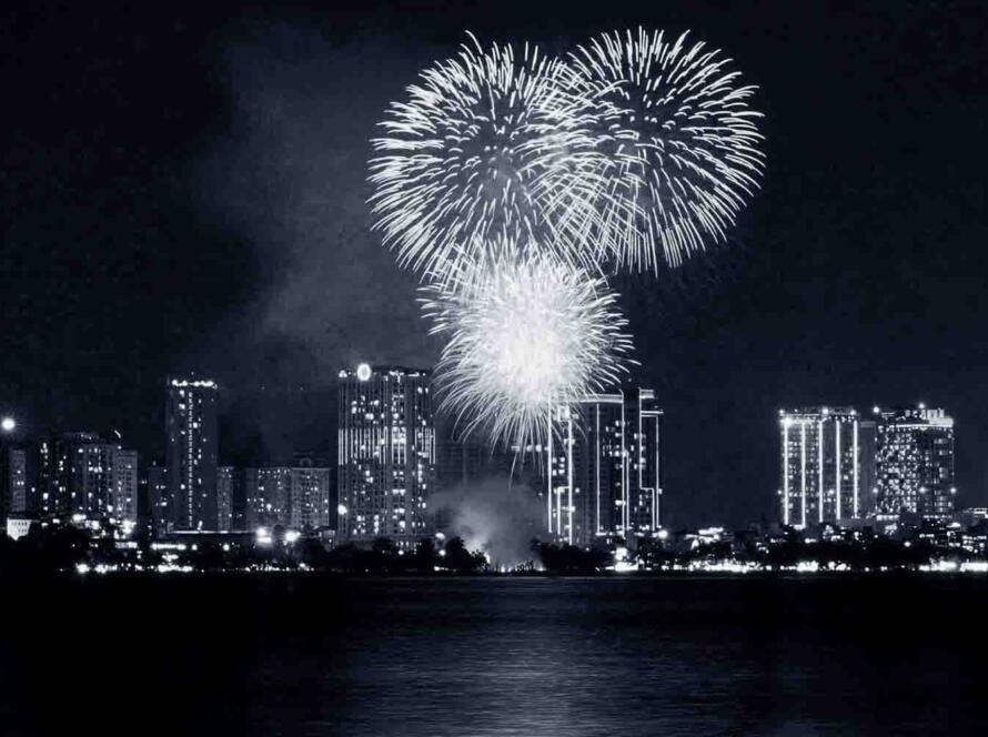 Màn pháo hoa rực rỡ trên bầu trời Hà Nội, biểu tượng cho sự thành công mà dịch vụ làm video quảng cáo chuyên nghiệp của Adcentral mang lại cho thương hiệu.