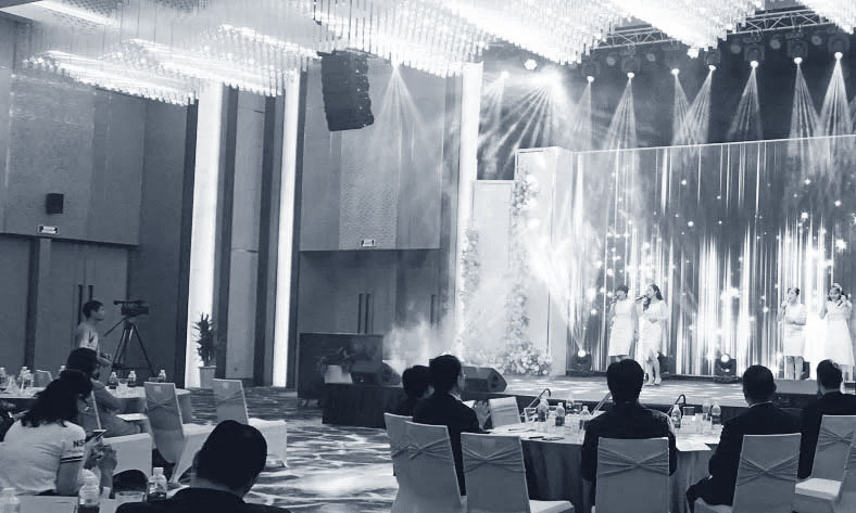 Nhân viên quay phim của Adcentral đang tác nghiệp chuyên nghiệp bằng thiết bị hiện đại tại sự kiện của công ty lọc hóa dầu.