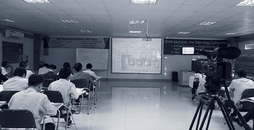 Đội ngũ Adcentral đang tác nghiệp sản xuất video training chuyên nghiệp tại nhà máy nhiệt điện, minh chứng cho dịch-vụ-làm-video-clip-tại-TPHCM.