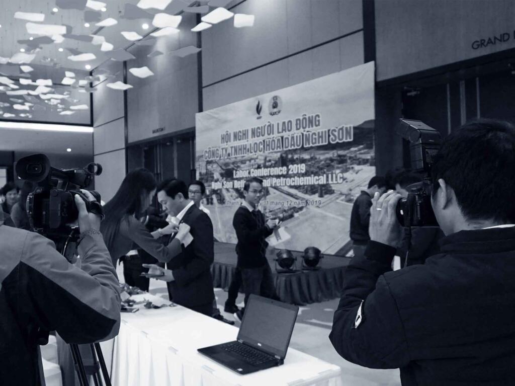 Ekip Adcentral đang tác nghiệp quay phim, thực hiện quy trình sản xuất phóng sự truyền hình chuyên nghiệp tại một nhà máy lọc hóa dầu.