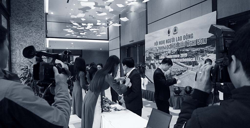 Ekip Adcentral đang tác nghiệp sản xuất video chuyên nghiệp cho một công ty lọc hóa dầu