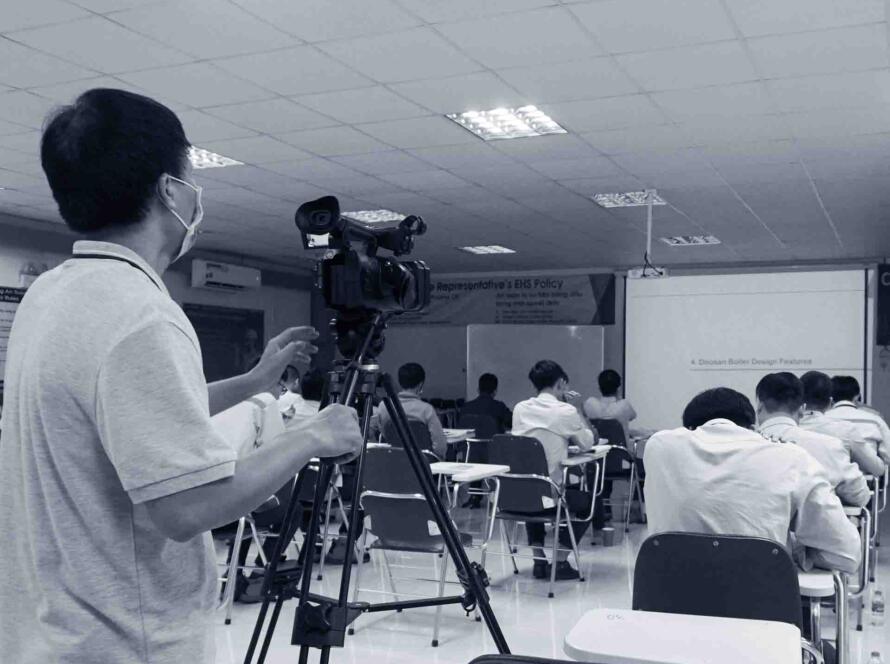 Chuyên gia quay phim AdCentral đang tác nghiệp trong một dự án sản xuất video marketing quy mô lớn tại nhà máy nhiệt điện.