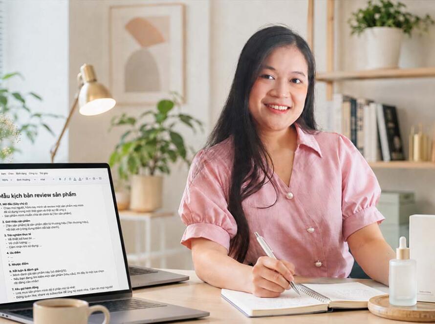 Mẫu kịch bản review sản phẩm cho video ngắn và TikTok, nhân viên Adcentral đang viết kịch bản review sản phẩm
