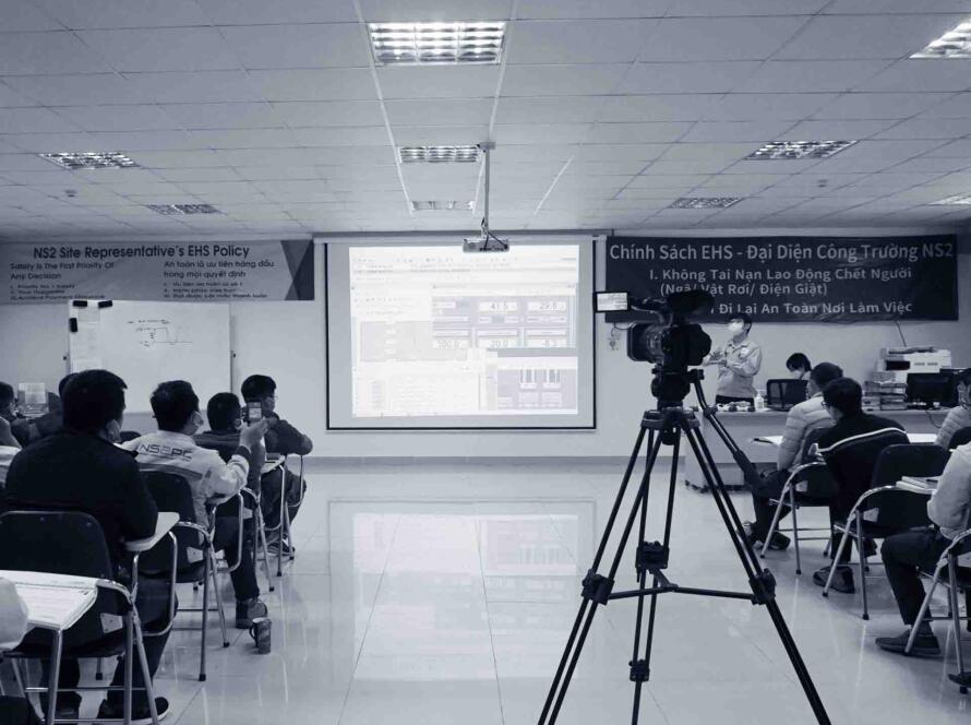 Ekip Adcentral đang tác nghiệp trong một dự án sản xuất phim doanh nghiệp quy mô lớn tại nhà máy nhiệt điện.