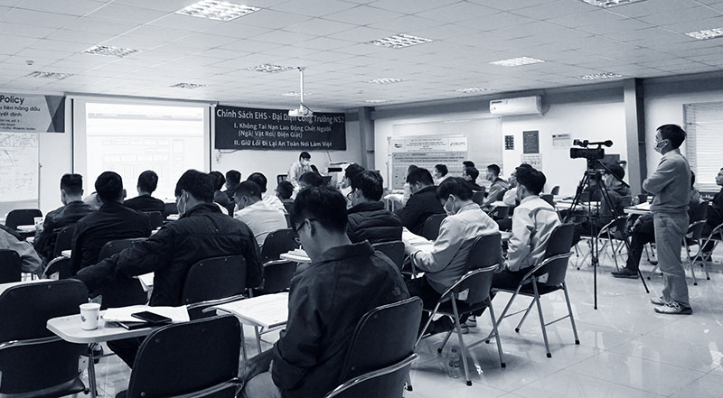 Ekip Adcentral đang sản xuất phim doanh nghiệp tại một nhà máy nhiệt điện quy mô lớn bằng thiết bị quay phim chuyên dụng.