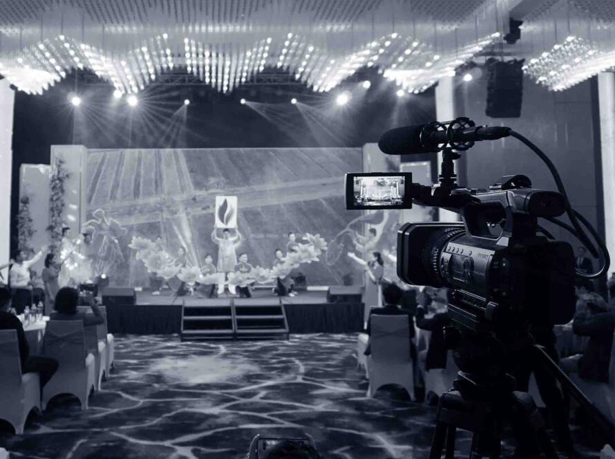 Máy quay chuyên nghiệp của Adcentral đang tác nghiệp quay phóng sự truyền hình tại sự kiện công ty lọc hóa dầu.