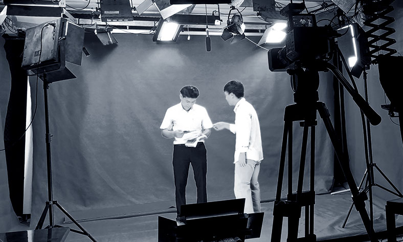 Đạo diễn Adcentral đang trao đổi với nhân vật trong buổi quay video giới thiệu ứng dụng học tiếng Anh tại studio Hà Nội.