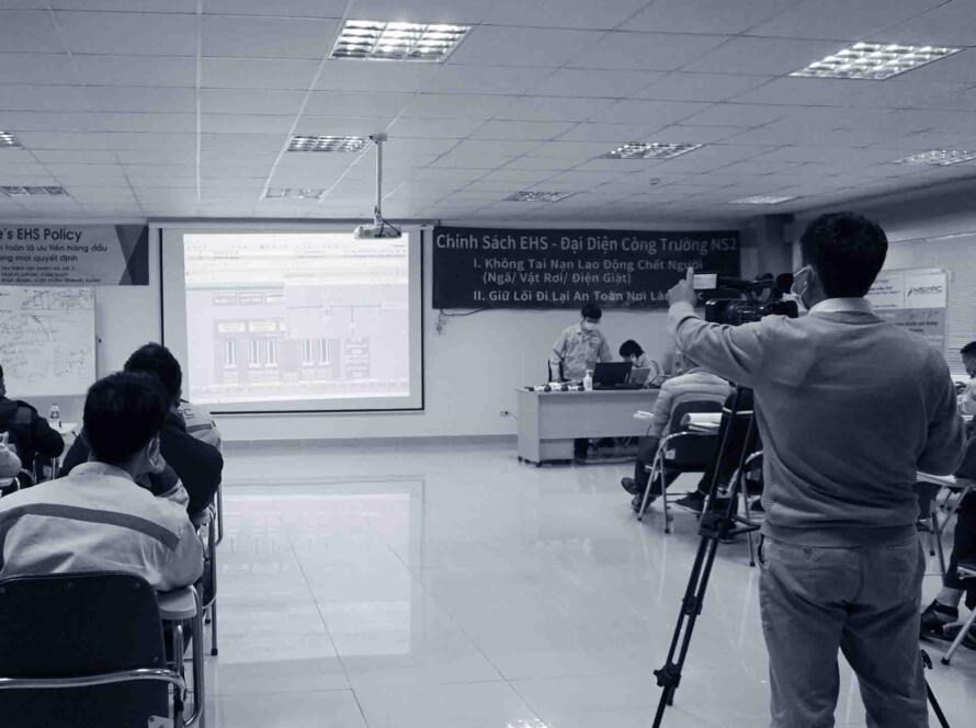 Kỹ thuật viên quay phim kỳ cựu của Adcentral đang tác nghiệp sản xuất video quảng cáo chuyên nghiệp bằng máy quay chuyên dụng tại một nhà máy nhiệt điện.