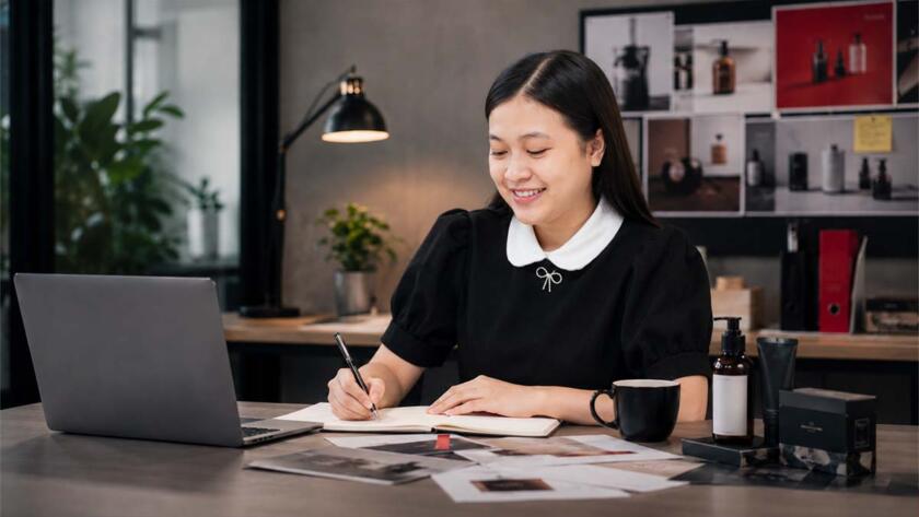 Người viết nội dung minh họa cách viết bài giới thiệu sản phẩm