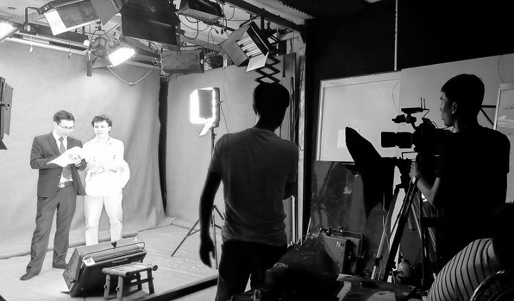 Hậu trường buổi sản xuất video chuyên nghiệp của đội ngũ Adcentral với máy quay và đèn chiếu sáng tại studio.