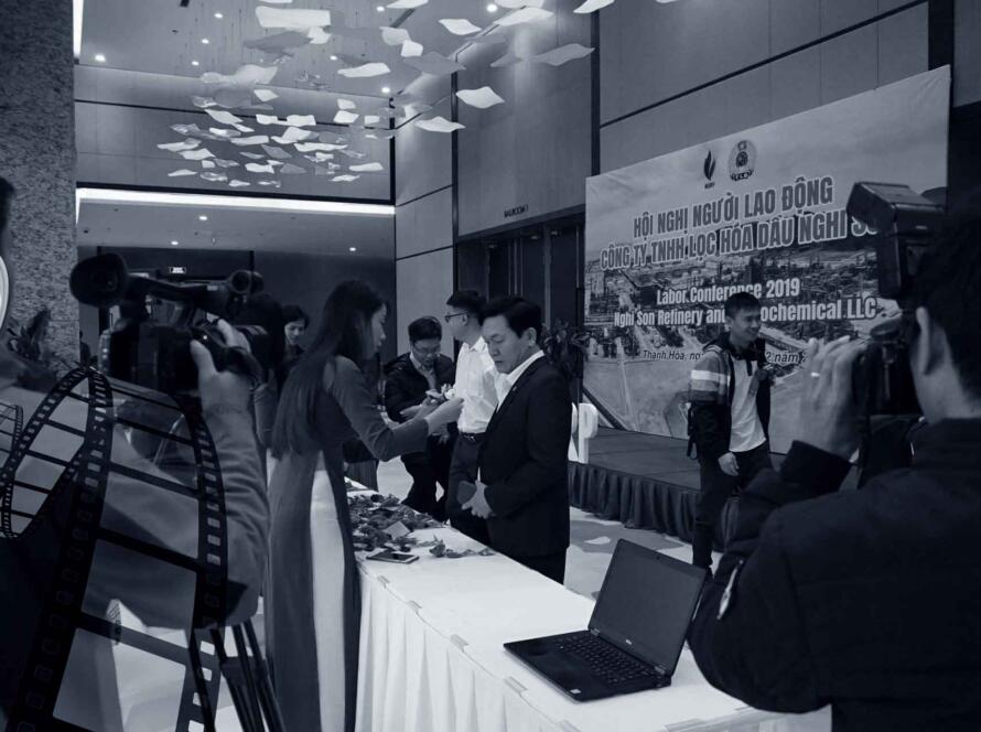 Kỹ thuật viên của Adcentral đang tác nghiệp quay phim sự kiện chuyên nghiệp cho Công ty Lọc hóa dầu Nghi Sơn (NSRP).