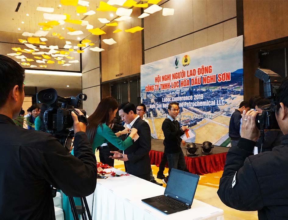 Ê-kíp Adcentral đang tác nghiệp ghi hình phim doanh nghiệp cho tập đoàn liên doanh tại Khu kinh tế Nghi Sơn, Thanh Hóa