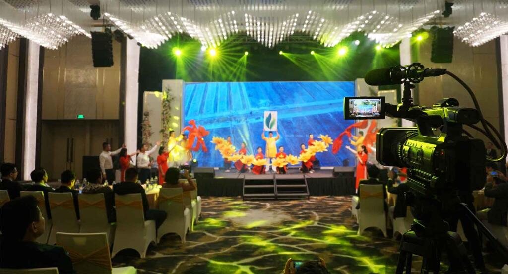 Camera chuyên nghiệp của Adcentral ghi hình tiết mục biểu diễn nghệ thuật chào mừng tại hội nghị doanh nghiệp Khu kinh tế Nghi Sơn, Thanh Hóa.