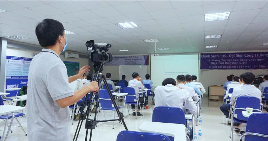 Ê-kíp Adcentral đang ghi hình sản xuất phim đào tạo quy trình vận hành cho doanh nghiệp nước ngoài tại Khu kinh tế Nghi Sơn Thanh Hóa.