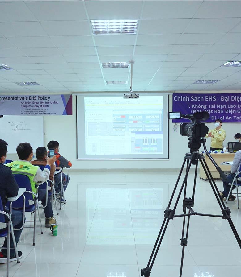 Ê-kíp Adcentral tác nghiệp quay phim tài liệu giáo dục tại Nhà máy Nhiệt điện Nghi Sơn Thanh Hóa
