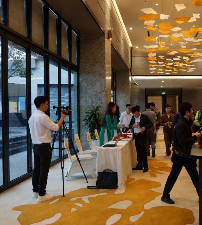 Kỹ thuật viên Adcentral đang tác nghiệp quay phim sự kiện cho doanh nghiệp liên doanh lớn tại Thanh Hóa
